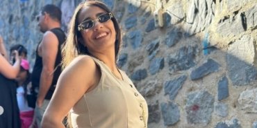 Gamze Koçak sahne performansı sırasında canlı müzik söylerken